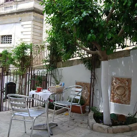 Art Transparent Bed & Breakfast